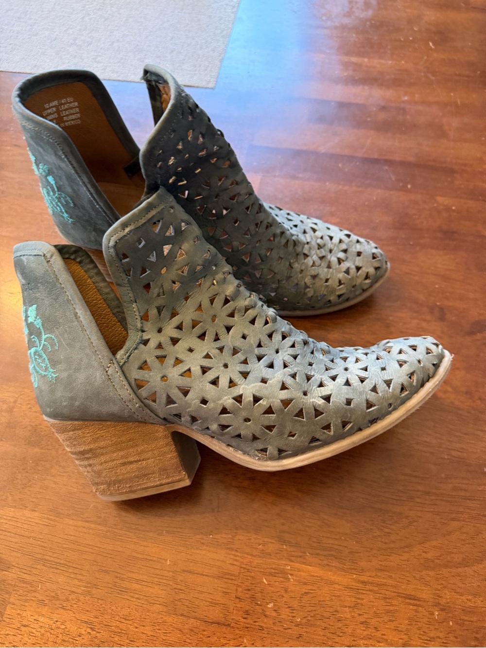 Green ankle boots.‎